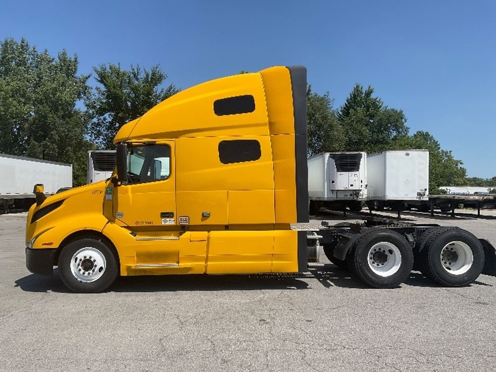 Sleeper Tractor-Heavy Duty Tractors-Volvo-2022-VNL64760-Fort Wayne-IN-494,457\n\t\tmiles-$ 72,500 - Image 4