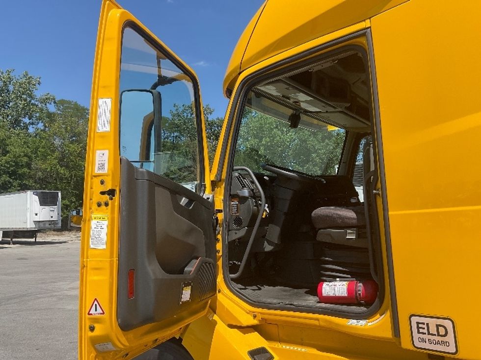 Sleeper Tractor-Heavy Duty Tractors-Volvo-2022-VNL64760-Fort Wayne-IN-494,457\n\t\tmiles-$ 72,500 - Image 9