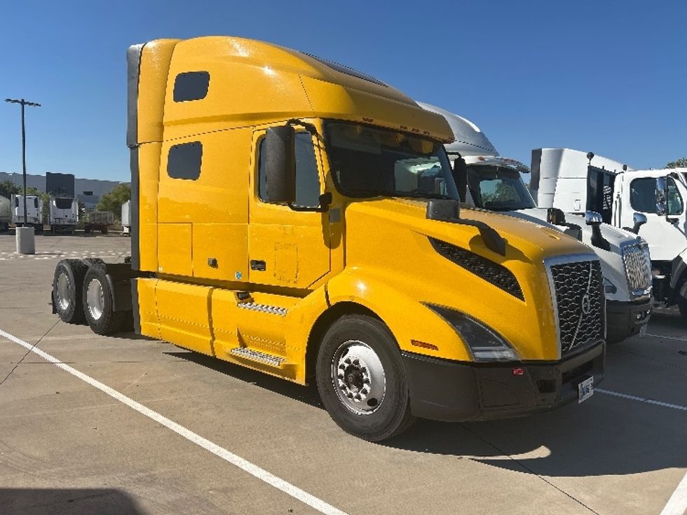 Sleeper Tractor-Heavy Duty Tractors-Volvo-2022-VNL64760-Fort Worth-TX-442,442\n\t\tmiles-$ 80,250 - Image 1