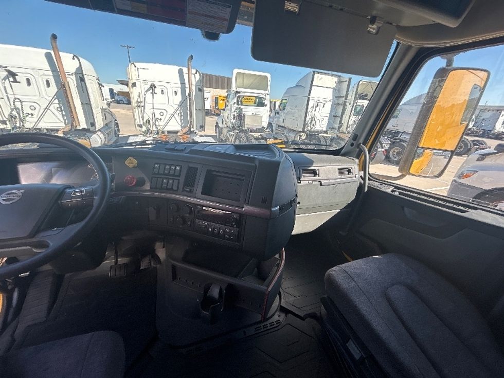 Sleeper Tractor-Heavy Duty Tractors-Volvo-2022-VNL64760-Fort Worth-TX-442,442\n\t\tmiles-$ 80,250 - Image 12