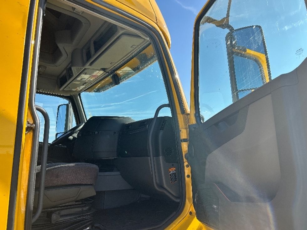 Sleeper Tractor-Heavy Duty Tractors-Volvo-2022-VNL64760-Fort Worth-TX-442,442\n\t\tmiles-$ 80,250 - Image 13