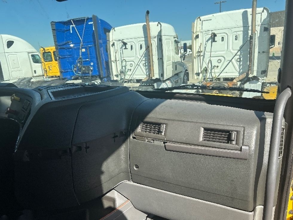 Sleeper Tractor-Heavy Duty Tractors-Volvo-2022-VNL64760-Fort Worth-TX-442,442\n\t\tmiles-$ 80,250 - Image 14