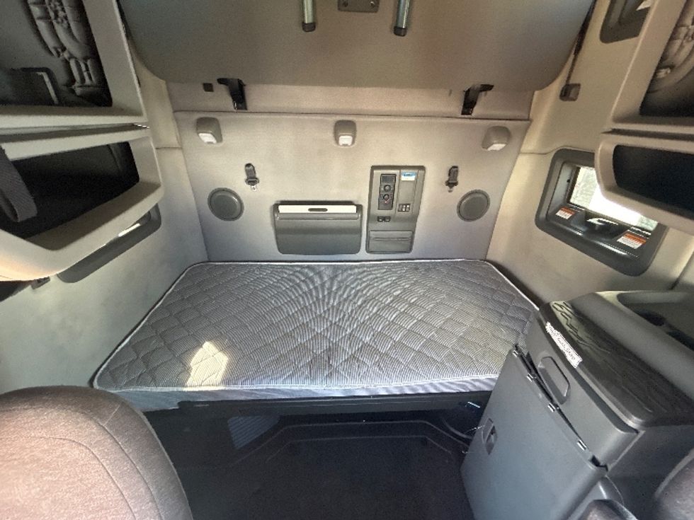 Sleeper Tractor-Heavy Duty Tractors-Volvo-2022-VNL64760-Fort Worth-TX-442,442\n\t\tmiles-$ 80,250 - Image 16