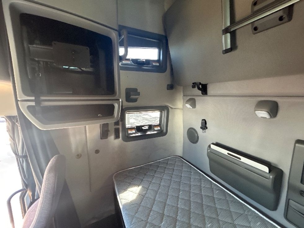 Sleeper Tractor-Heavy Duty Tractors-Volvo-2022-VNL64760-Fort Worth-TX-442,442\n\t\tmiles-$ 80,250 - Image 19