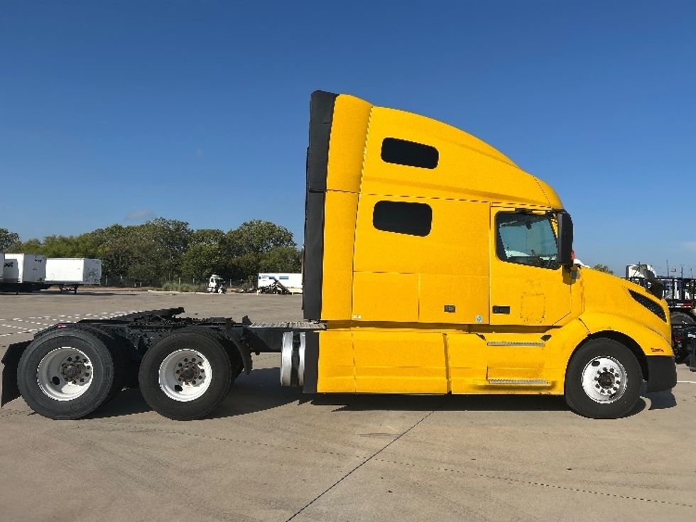 Sleeper Tractor-Heavy Duty Tractors-Volvo-2022-VNL64760-Fort Worth-TX-442,442\n\t\tmiles-$ 80,250 - Image 8