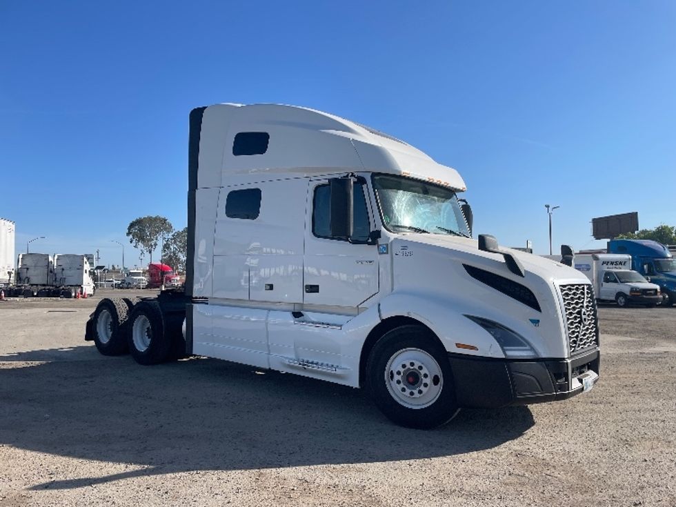 Sleeper Tractor-Heavy Duty Tractors-Volvo-2022-VNL64760-Fresno-CA-431,743\n\t\tmiles-$ 92,750 - Image 1