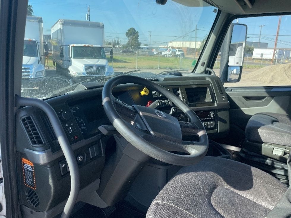 Sleeper Tractor-Heavy Duty Tractors-Volvo-2022-VNL64760-Fresno-CA-431,743\n\t\tmiles-$ 92,750 - Image 10