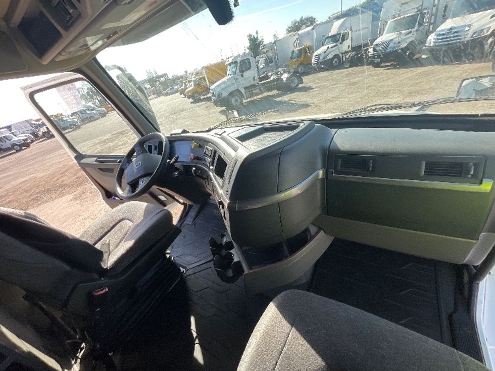 Sleeper Tractor-Heavy Duty Tractors-Volvo-2022-VNL64760-Fresno-CA-431,743\n\t\tmiles-$ 92,750 - Image 15