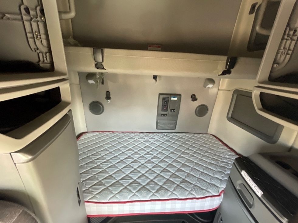 Sleeper Tractor-Heavy Duty Tractors-Volvo-2022-VNL64760-Fresno-CA-431,743\n\t\tmiles-$ 92,750 - Image 16