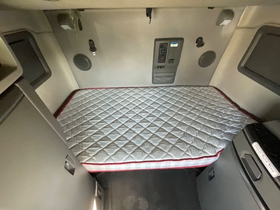 Sleeper Tractor-Heavy Duty Tractors-Volvo-2022-VNL64760-Fresno-CA-431,743\n\t\tmiles-$ 92,750 - Image 17