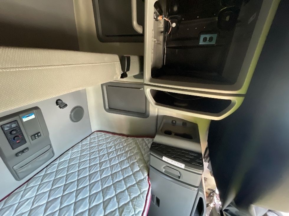 Sleeper Tractor-Heavy Duty Tractors-Volvo-2022-VNL64760-Fresno-CA-431,743\n\t\tmiles-$ 92,750 - Image 18