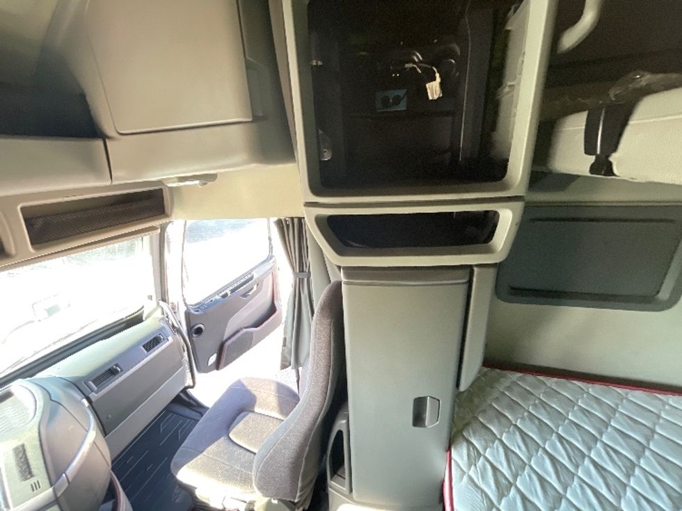 Sleeper Tractor-Heavy Duty Tractors-Volvo-2022-VNL64760-Fresno-CA-431,743\n\t\tmiles-$ 92,750 - Image 19