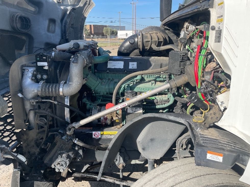 Sleeper Tractor-Heavy Duty Tractors-Volvo-2022-VNL64760-Fresno-CA-431,743\n\t\tmiles-$ 92,750 - Image 21