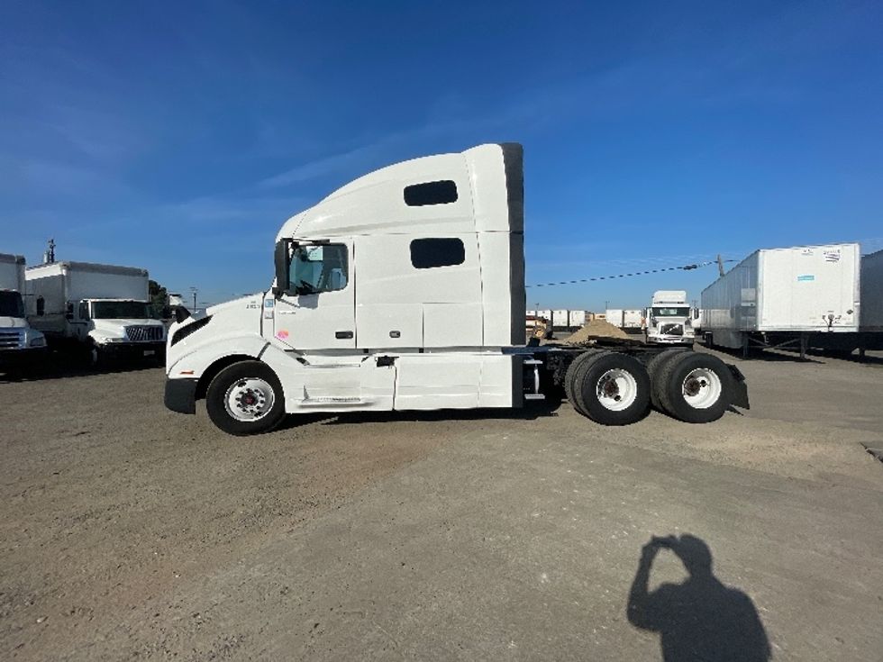 Sleeper Tractor-Heavy Duty Tractors-Volvo-2022-VNL64760-Fresno-CA-431,743\n\t\tmiles-$ 92,750 - Image 4