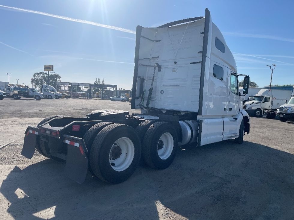 Sleeper Tractor-Heavy Duty Tractors-Volvo-2022-VNL64760-Fresno-CA-431,743\n\t\tmiles-$ 92,750 - Image 7
