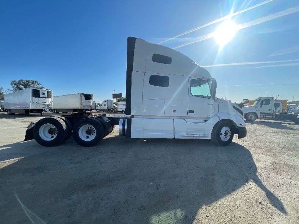 Sleeper Tractor-Heavy Duty Tractors-Volvo-2022-VNL64760-Fresno-CA-431,743\n\t\tmiles-$ 92,750 - Image 8