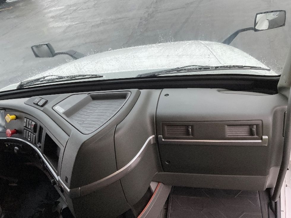 Sleeper Tractor-Heavy Duty Tractors-Volvo-2022-VNL64760-Gahanna-OH-461,443\n\t\tmiles-$ 72,500 - Image 14