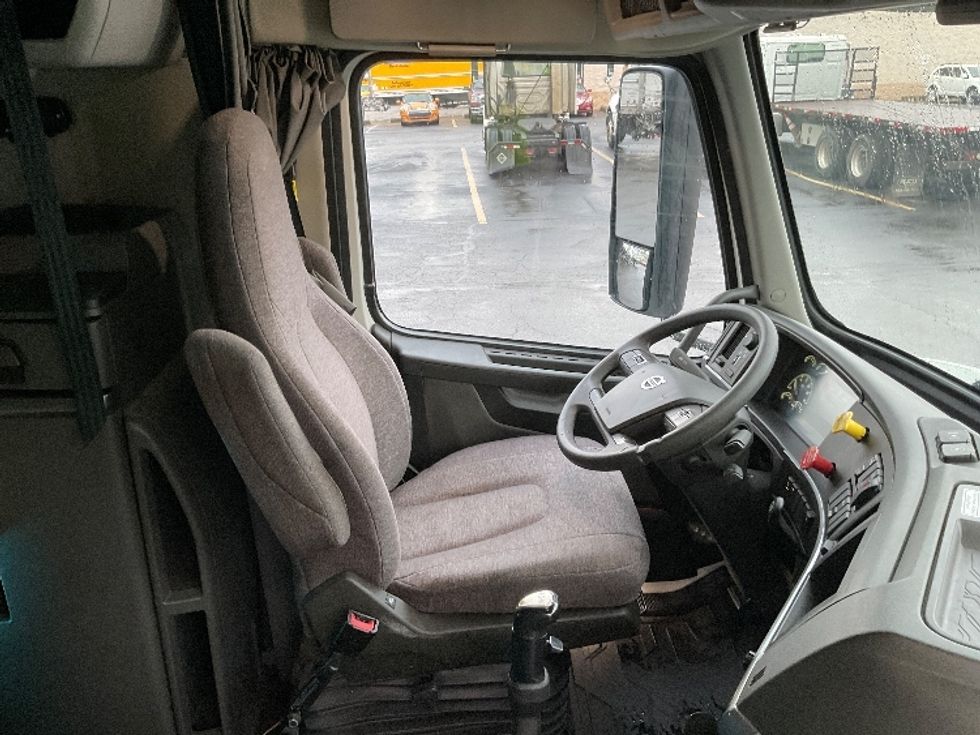 Sleeper Tractor-Heavy Duty Tractors-Volvo-2022-VNL64760-Gahanna-OH-461,443\n\t\tmiles-$ 72,500 - Image 15