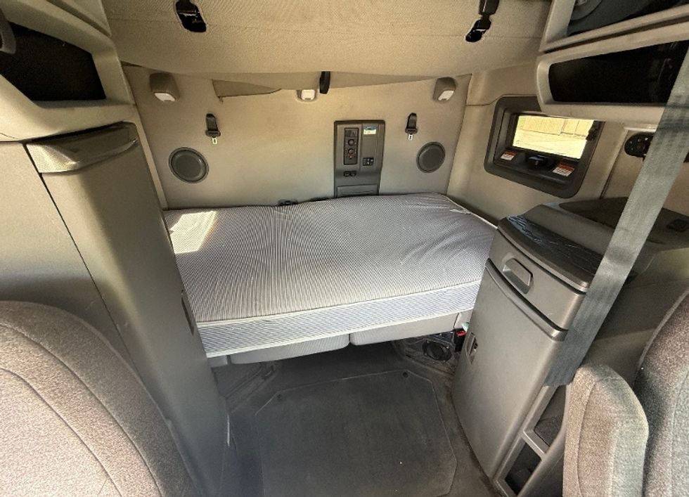 Sleeper Tractor-Heavy Duty Tractors-Volvo-2022-VNL64760-Gahanna-OH-461,443\n\t\tmiles-$ 72,500 - Image 16