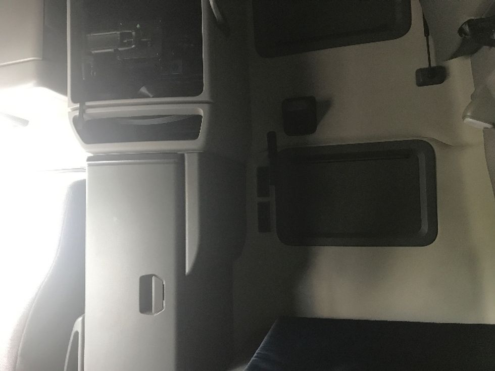 Sleeper Tractor-Heavy Duty Tractors-Volvo-2022-VNL64760-Gahanna-OH-461,443\n\t\tmiles-$ 72,500 - Image 18