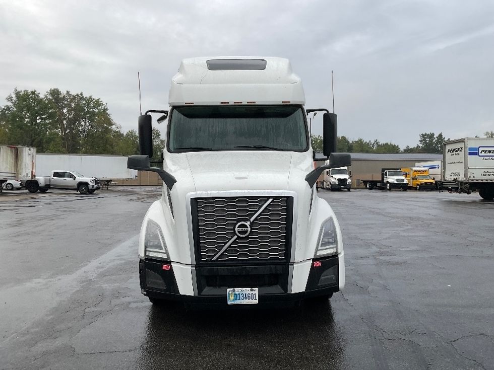 2022 Volvo Truck VNL photo 2