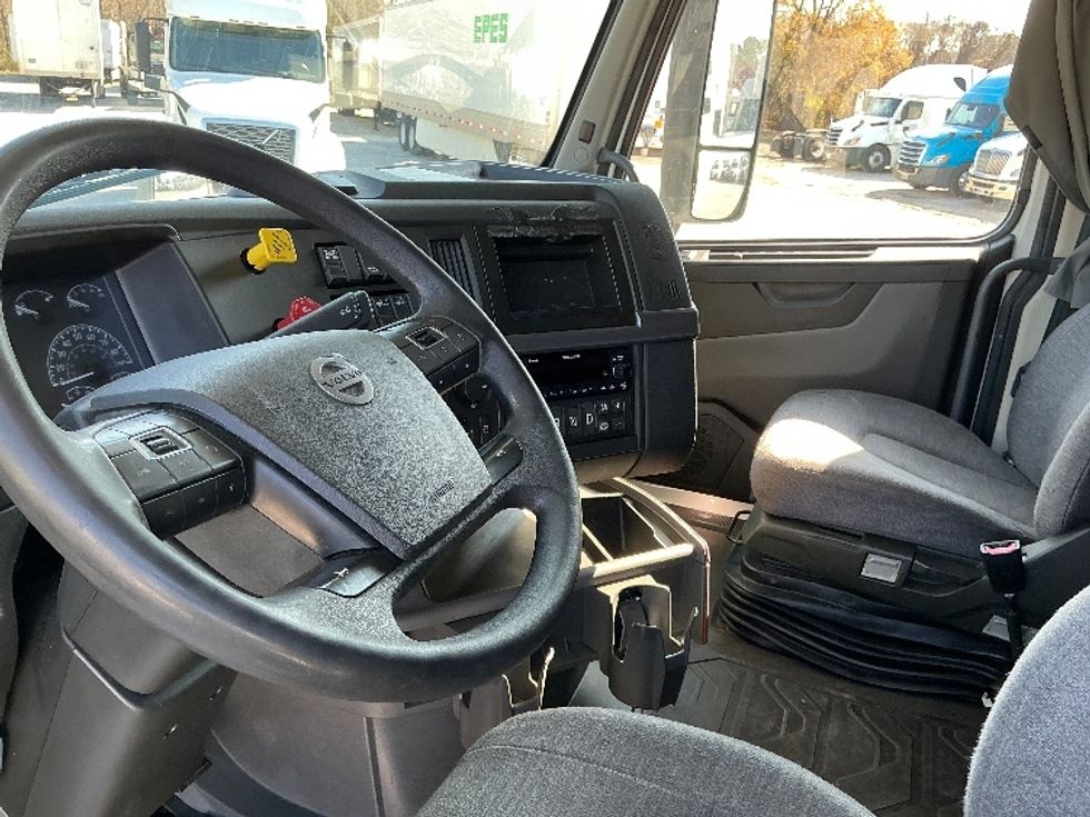 Sleeper Tractor-Heavy Duty Tractors-Volvo-2022-VNL64760-Garden City-GA-360,940\n\t\tmiles-$ 84,250 - Image 10