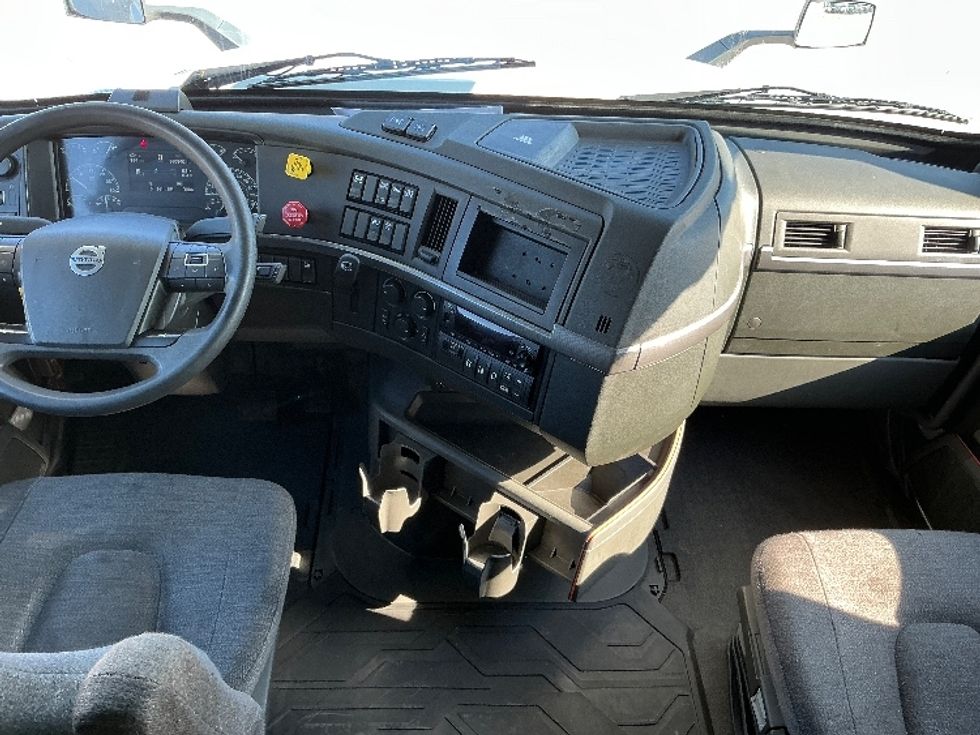 Sleeper Tractor-Heavy Duty Tractors-Volvo-2022-VNL64760-Garden City-GA-360,940\n\t\tmiles-$ 84,250 - Image 12