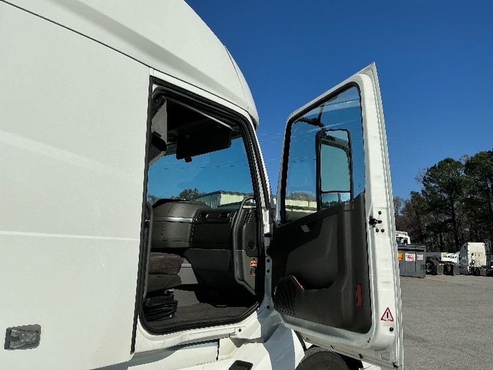 Sleeper Tractor-Heavy Duty Tractors-Volvo-2022-VNL64760-Garden City-GA-360,940\n\t\tmiles-$ 84,250 - Image 13