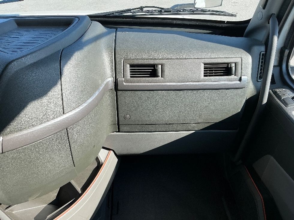 Sleeper Tractor-Heavy Duty Tractors-Volvo-2022-VNL64760-Garden City-GA-360,940\n\t\tmiles-$ 84,250 - Image 14