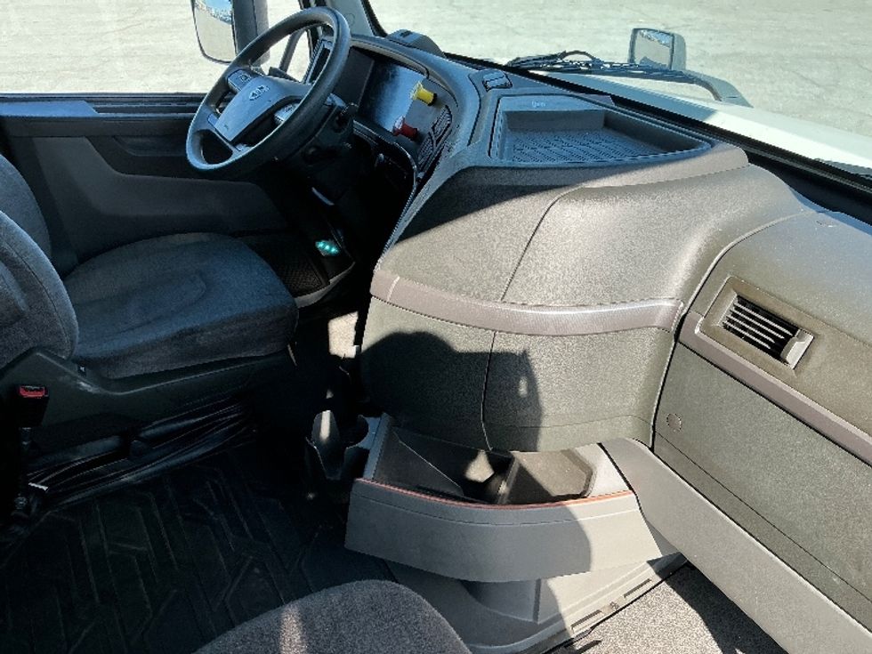 Sleeper Tractor-Heavy Duty Tractors-Volvo-2022-VNL64760-Garden City-GA-360,940\n\t\tmiles-$ 84,250 - Image 15