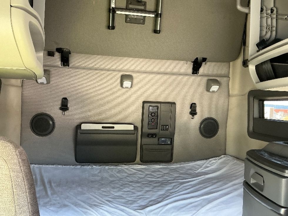 Sleeper Tractor-Heavy Duty Tractors-Volvo-2022-VNL64760-Garden City-GA-360,940\n\t\tmiles-$ 84,250 - Image 16