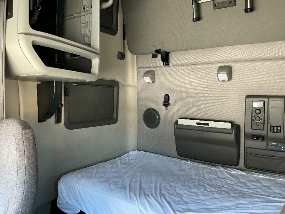 Sleeper Tractor-Heavy Duty Tractors-Volvo-2022-VNL64760-Garden City-GA-360,940\n\t\tmiles-$ 84,250 - Image 19