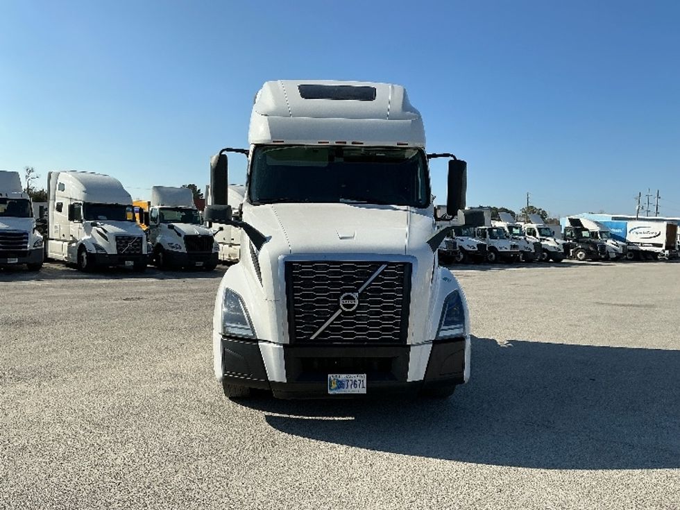 Sleeper Tractor-Heavy Duty Tractors-Volvo-2022-VNL64760-Garden City-GA-360,940\n\t\tmiles-$ 84,250 - Image 2