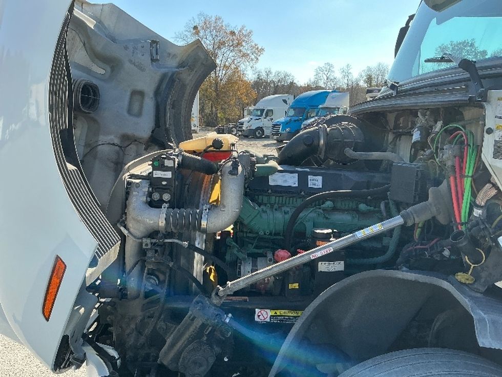 Sleeper Tractor-Heavy Duty Tractors-Volvo-2022-VNL64760-Garden City-GA-360,940\n\t\tmiles-$ 84,250 - Image 21