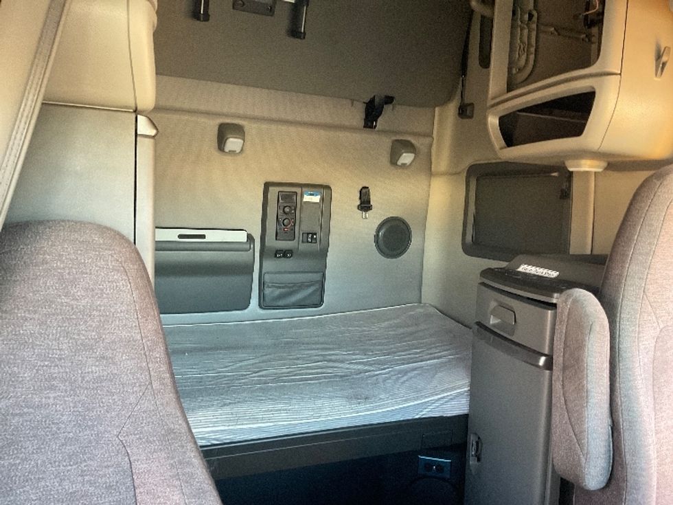 Sleeper Tractor-Heavy Duty Tractors-Volvo-2022-VNL64760-Gaylord-MI-497,280\n\t\tmiles-$ 68,500 - Image 16