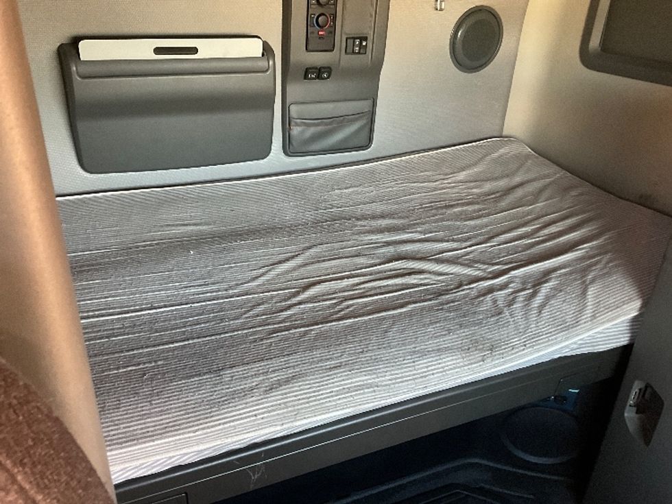 Sleeper Tractor-Heavy Duty Tractors-Volvo-2022-VNL64760-Gaylord-MI-497,280\n\t\tmiles-$ 68,500 - Image 17