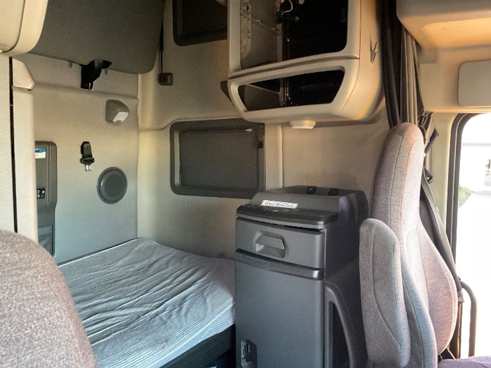 Sleeper Tractor-Heavy Duty Tractors-Volvo-2022-VNL64760-Gaylord-MI-497,280\n\t\tmiles-$ 68,500 - Image 18