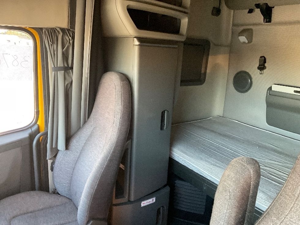 Sleeper Tractor-Heavy Duty Tractors-Volvo-2022-VNL64760-Gaylord-MI-497,280\n\t\tmiles-$ 68,500 - Image 19