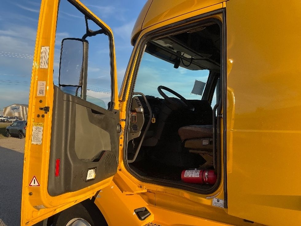 Sleeper Tractor-Heavy Duty Tractors-Volvo-2022-VNL64760-Gaylord-MI-497,280\n\t\tmiles-$ 68,500 - Image 9