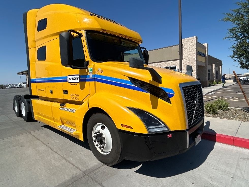 Sleeper Tractor-Heavy Duty Tractors-Volvo-2022-VNL64760-Goodyear-AZ-486,784\n\t\tmiles-$ 78,250 - Image 1