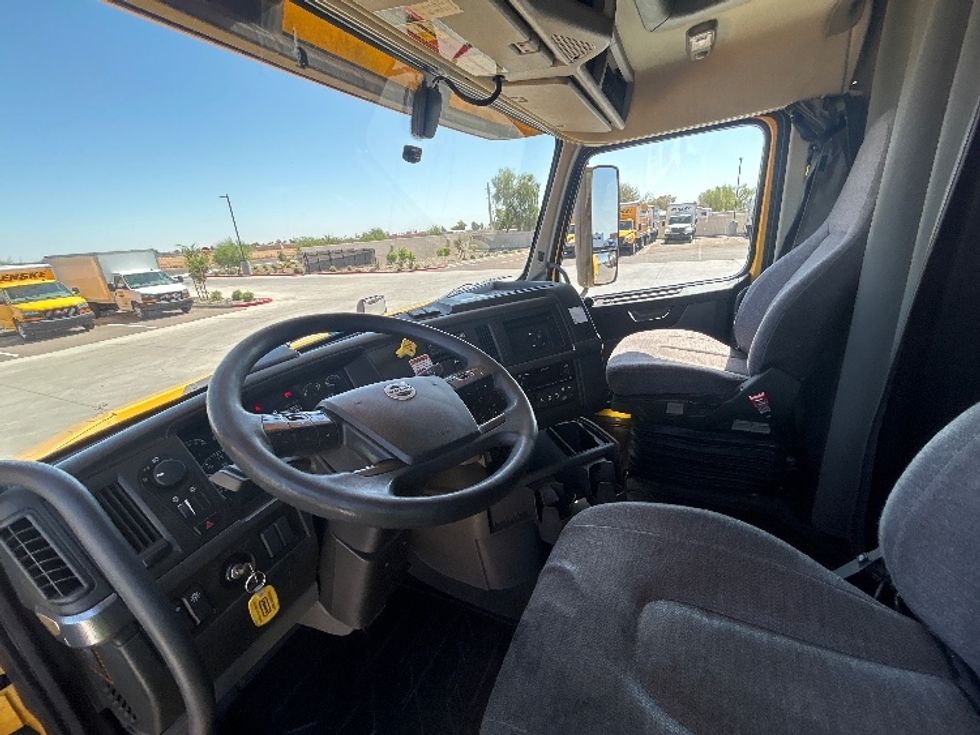 Sleeper Tractor-Heavy Duty Tractors-Volvo-2022-VNL64760-Goodyear-AZ-486,784\n\t\tmiles-$ 78,250 - Image 10