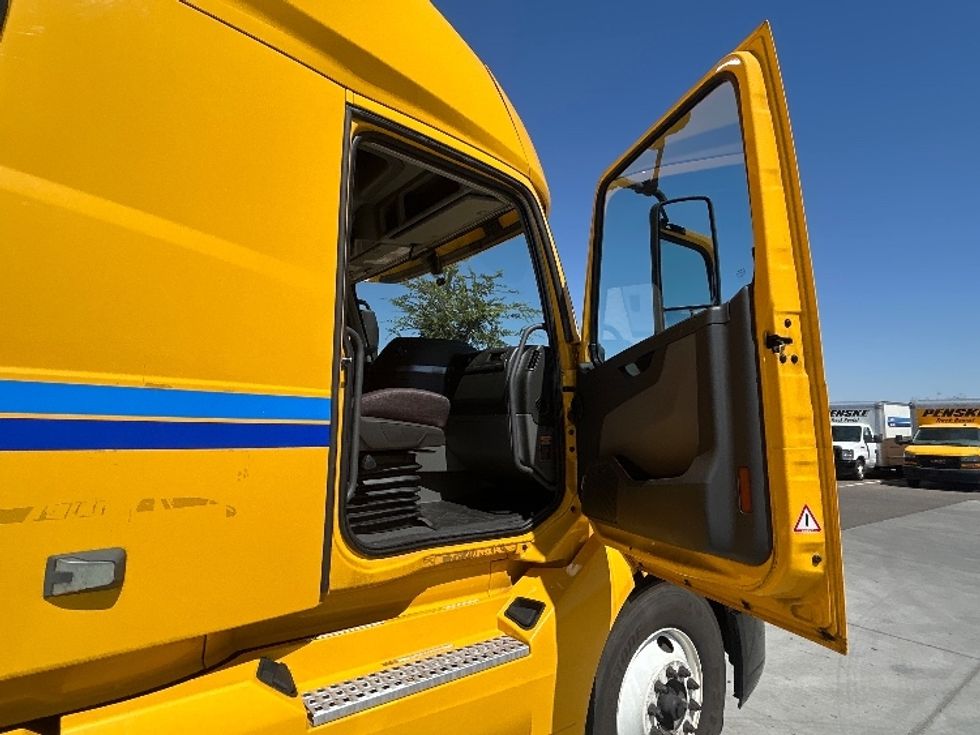 Sleeper Tractor-Heavy Duty Tractors-Volvo-2022-VNL64760-Goodyear-AZ-486,784\n\t\tmiles-$ 78,250 - Image 13