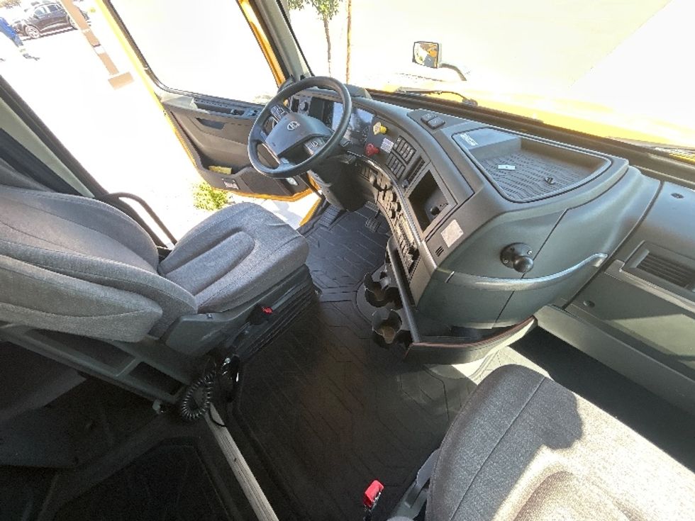 Sleeper Tractor-Heavy Duty Tractors-Volvo-2022-VNL64760-Goodyear-AZ-486,784\n\t\tmiles-$ 78,250 - Image 15