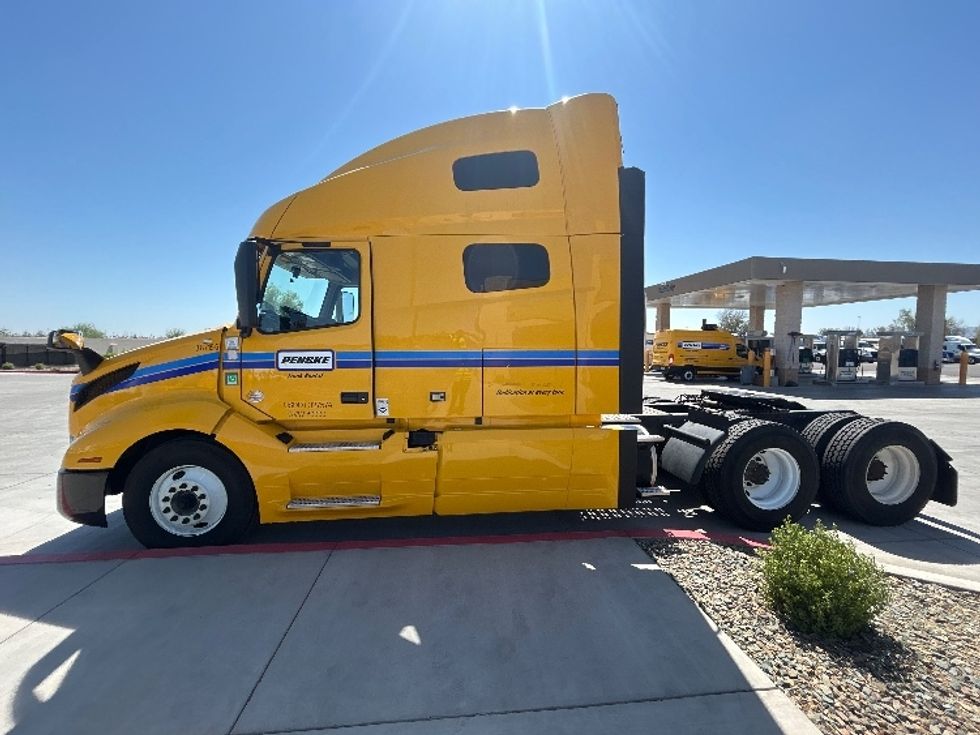 Sleeper Tractor-Heavy Duty Tractors-Volvo-2022-VNL64760-Goodyear-AZ-486,784\n\t\tmiles-$ 78,250 - Image 4
