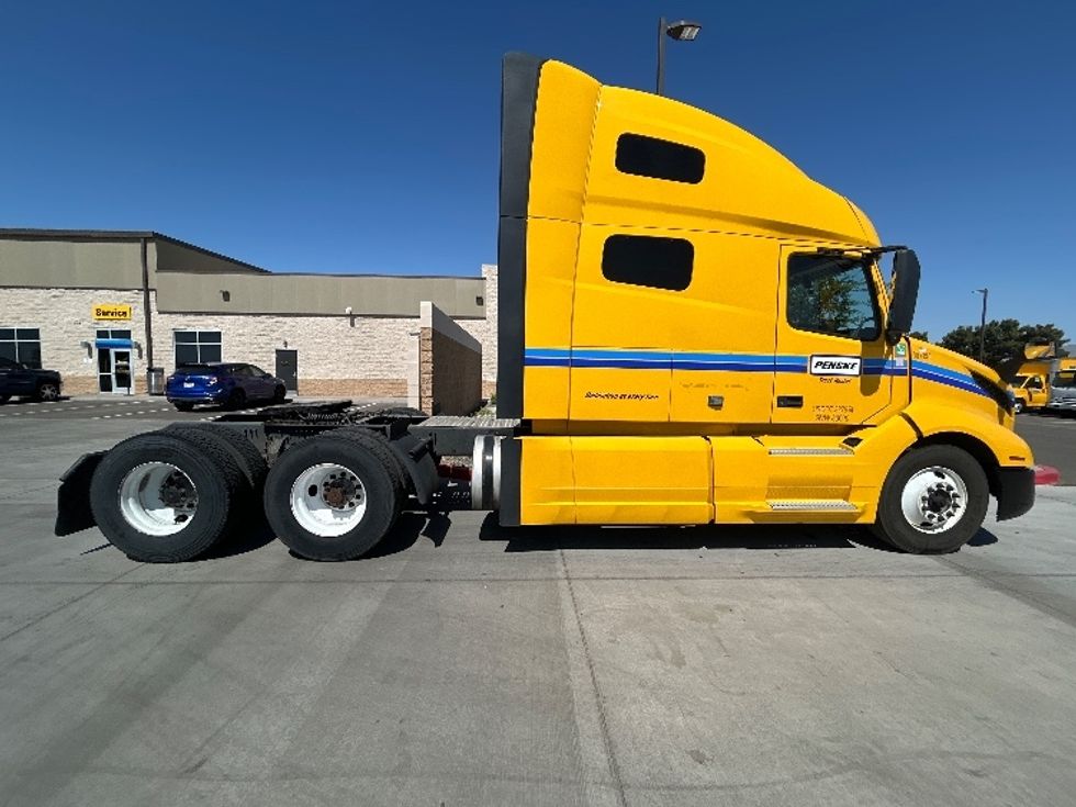 Sleeper Tractor-Heavy Duty Tractors-Volvo-2022-VNL64760-Goodyear-AZ-486,784\n\t\tmiles-$ 78,250 - Image 8