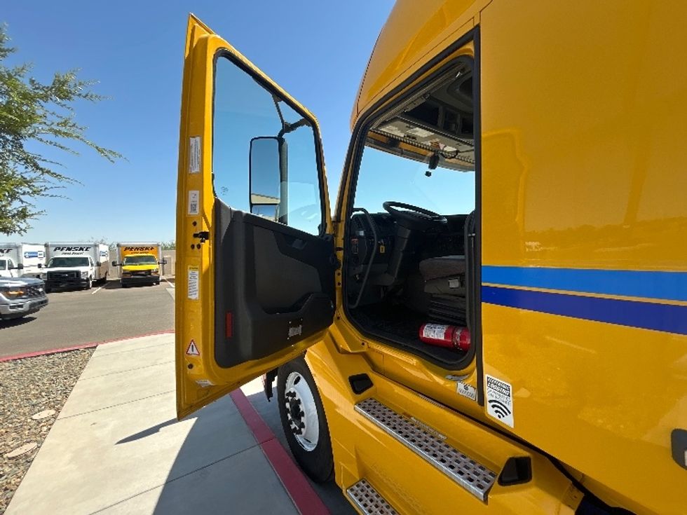 Sleeper Tractor-Heavy Duty Tractors-Volvo-2022-VNL64760-Goodyear-AZ-486,784\n\t\tmiles-$ 78,250 - Image 9