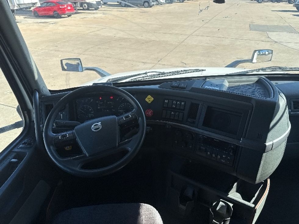Sleeper Tractor-Heavy Duty Tractors-Volvo-2022-VNL64760-Grand Prairie-TX-560,575\n\t\tmiles-$ 72,250 - Image 11