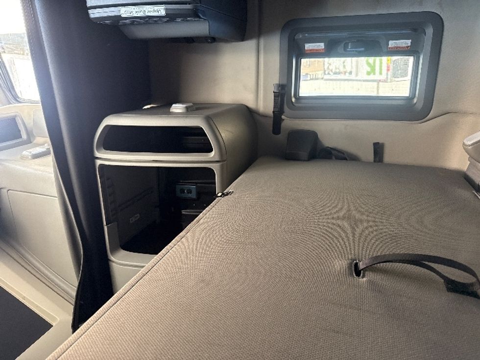 Sleeper Tractor-Heavy Duty Tractors-Volvo-2022-VNL64760-Grand Prairie-TX-560,575\n\t\tmiles-$ 72,250 - Image 17