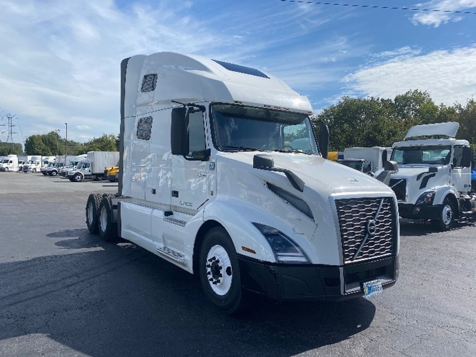 Sleeper Tractor-Heavy Duty Tractors-Volvo-2022-VNL64760-Greensboro-NC-422,492\n\t\tmiles-$ 86,750 - Image 1