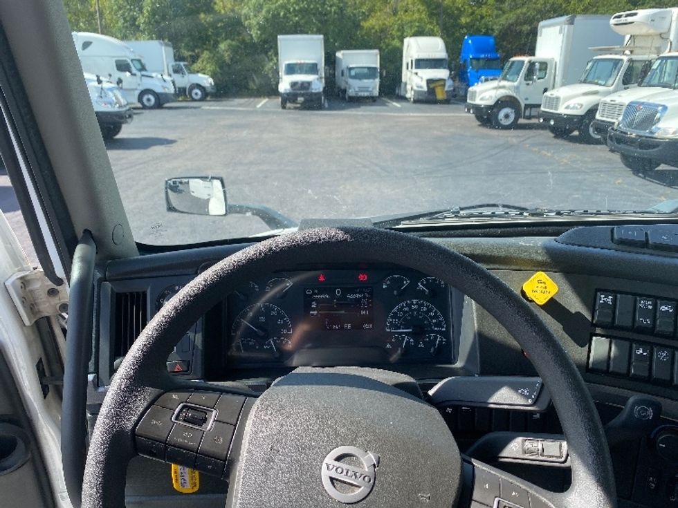 Sleeper Tractor-Heavy Duty Tractors-Volvo-2022-VNL64760-Greensboro-NC-422,492\n\t\tmiles-$ 86,750 - Image 11